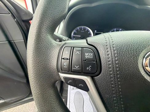 Used 2019 Toyota Highlander LE AWD/4WD image 27