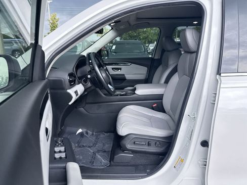 Used 2025 Honda Pilot Touring image 2