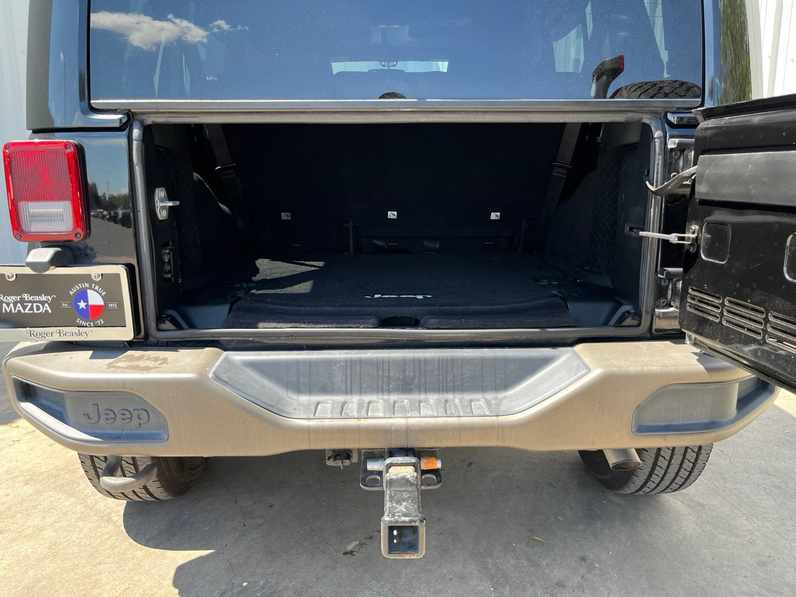 Used 2016 Jeep Wrangler Unlimited Sahara AWD/4WD image 8