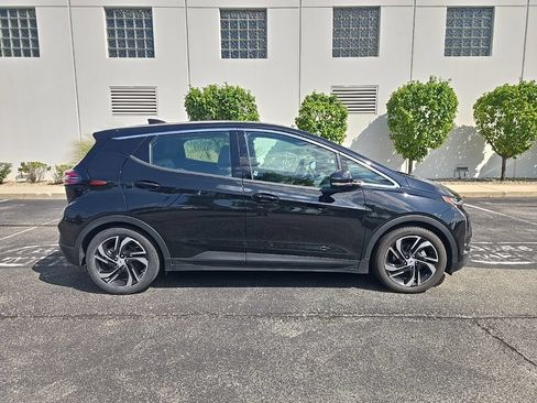 Used 2023 Chevrolet Bolt LT w/ Infotainment Package FWD image 9