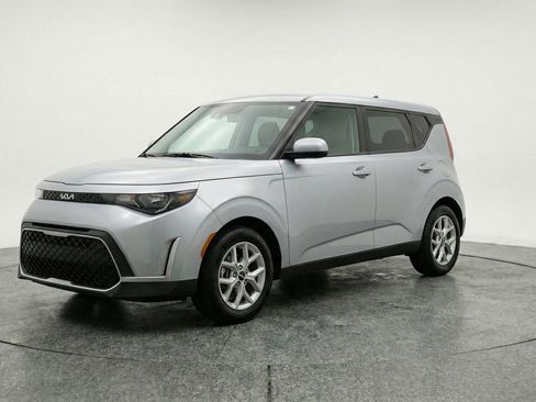 Used 2025 Kia Soul LX w/ LX Technology Package FWD image 3