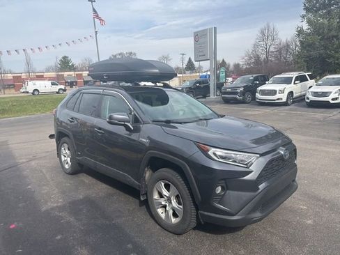 Used 2021 Toyota RAV4 XLE w/ Convenience Package image 2