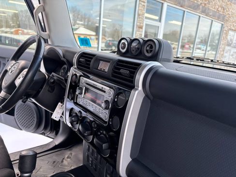 Used 2013 Toyota FJ Cruiser Base 4x4 4dr SUV 5A image 20