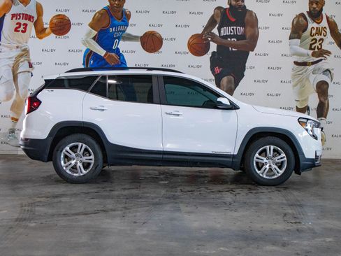 Used 2022 GMC Terrain SLE w/ Driver Convenience Package image 17