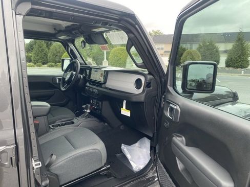 New 2025 Jeep Gladiator Sport image 28
