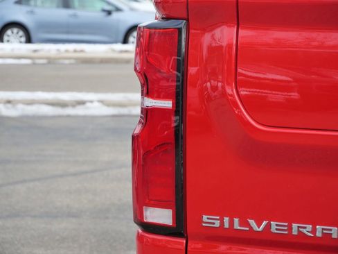 Used 2025 Chevrolet Silverado 2500 ZR2 w/ Technology Package image 9