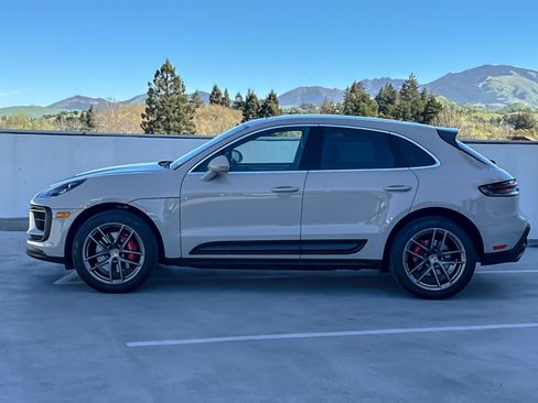 Certified 2022 Porsche Macan S image 2