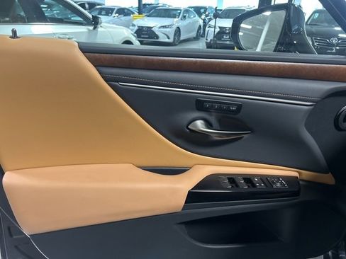 Used 2025 Lexus ES 350 w/ Premium Package image 13