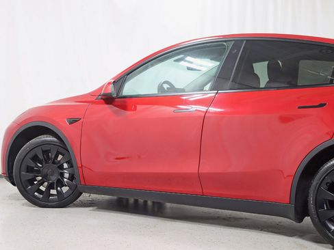 Used 2021 Tesla Model Y Long Range image 11