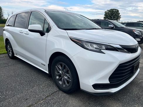 Used 2021 Toyota Sienna LE FWD image 2