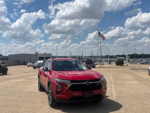 Used 2026 Chevrolet Trax RS w/ Sunroof Package FWD image 4