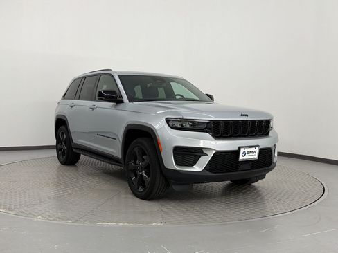 Used 2023 Jeep Grand Cherokee Altitude AWD/4WD image 7