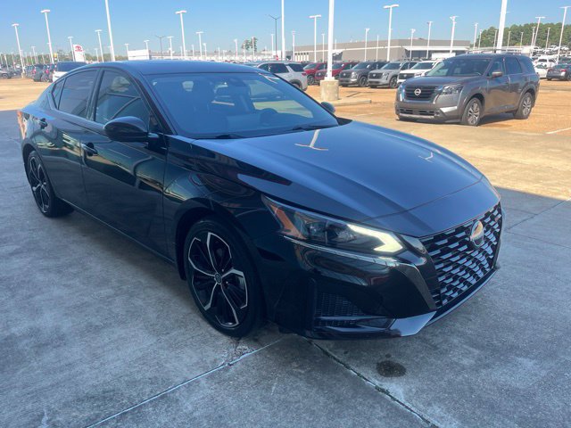 Used 2023 Nissan Altima 2.5 SR w/ SR Premium Package FWD image 5