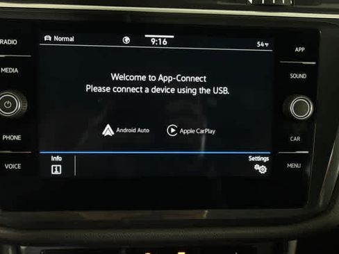 Used 2024 Volkswagen Tiguan SE w/ Panoramic Sunroof Package image 6