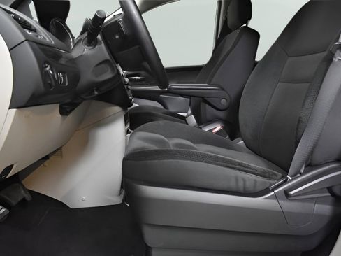 Used 2018 Dodge Grand Caravan SE w/ UConnect Hands-Free Group FWD image 14