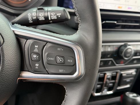 Used 2025 Jeep Wrangler Unlimited Sahara AWD/4WD image 16