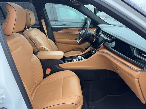 Used 2025 Jeep Grand Cherokee Summit image 7
