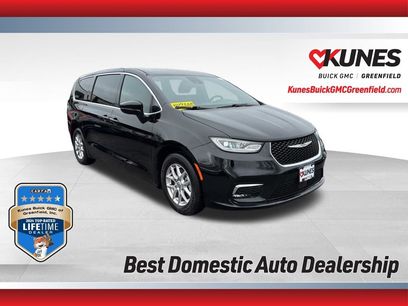 Used 2025 Chrysler Pacifica Select