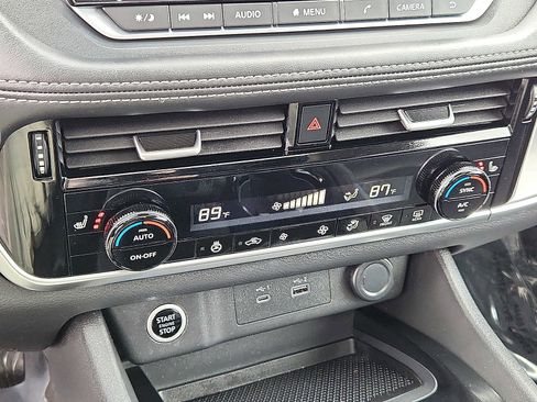 Used 2022 Nissan Rogue SV w/ SV Premium Package image 15