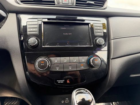 Used 2020 Nissan Rogue S w/ Special Edition Package FWD image 22