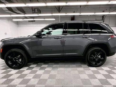 Used 2024 Jeep Grand Cherokee Altitude AWD/4WD image 14