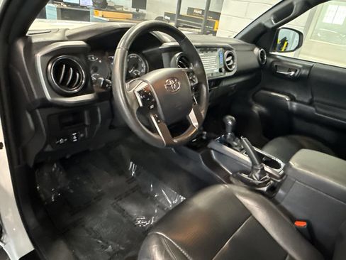 Used 2019 Toyota Tacoma TRD Off-Road AWD/4WD image 6