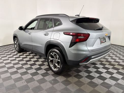 Used 2025 Chevrolet Trax LT image 3