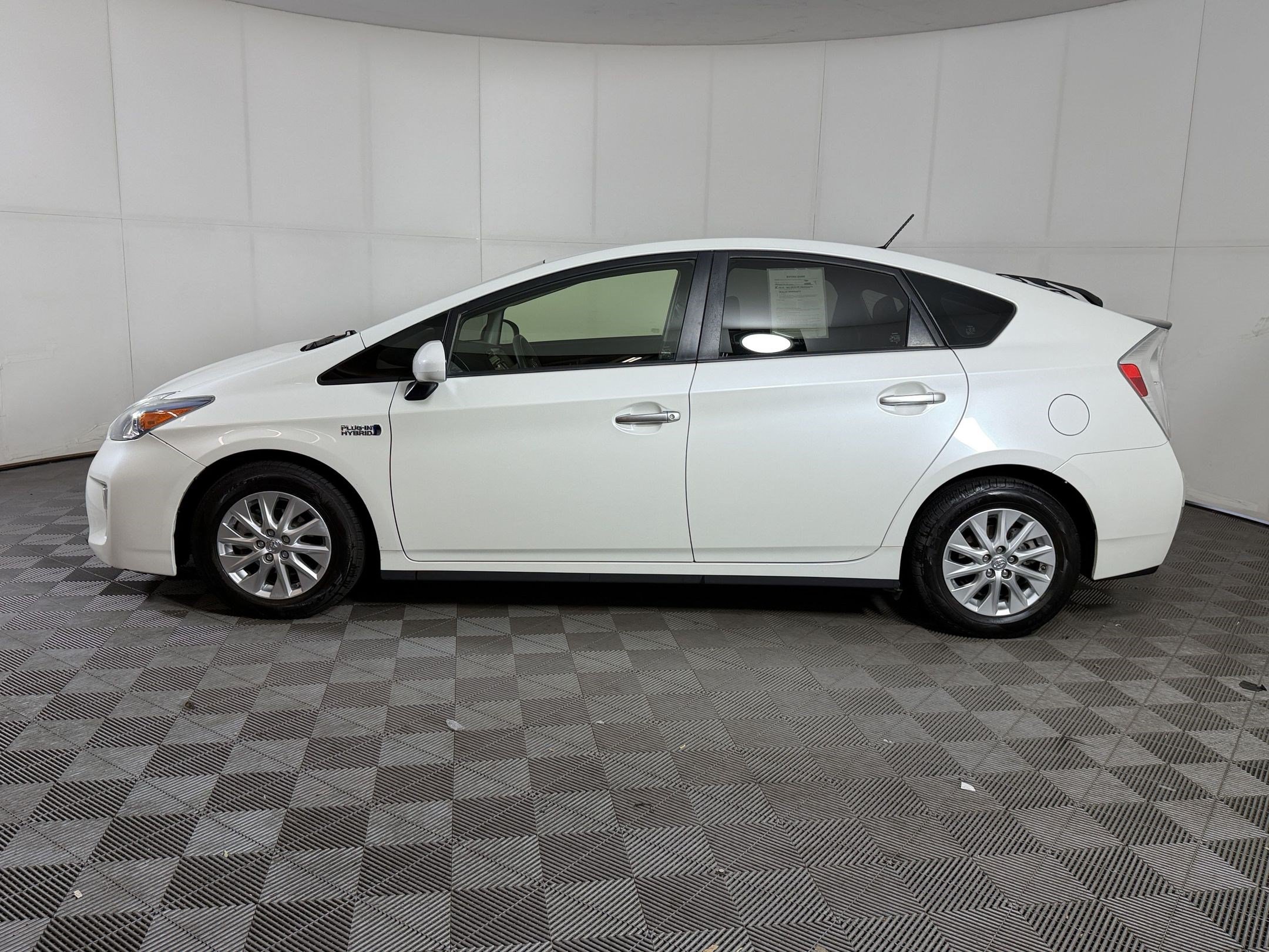 Used 2015 Toyota Prius Prime Plug-In Hybrid FWD image 2