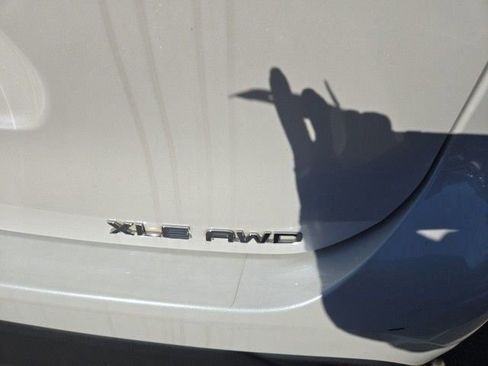 Used 2021 Toyota Highlander XLE AWD/4WD image 16