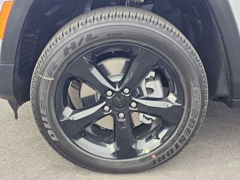 New 2025 Jeep Grand Cherokee L Altitude image 8