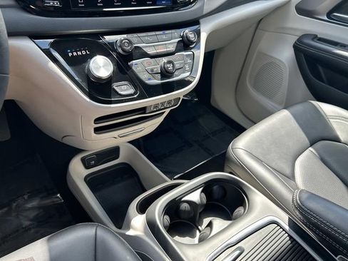 Used 2024 Chrysler Pacifica Touring-L FWD image 31