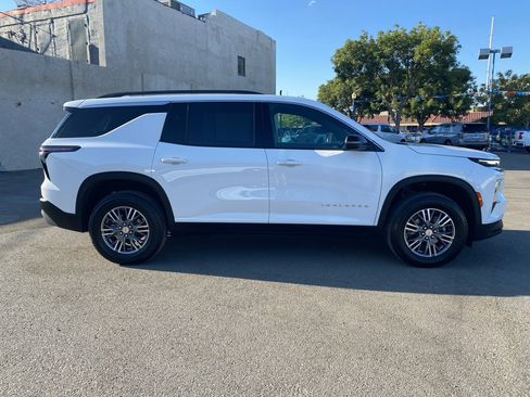 Used 2025 Chevrolet Traverse LT image 5