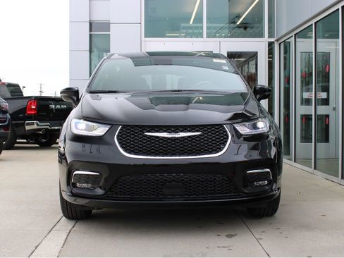 New 2026 Chrysler Pacifica Select image 2