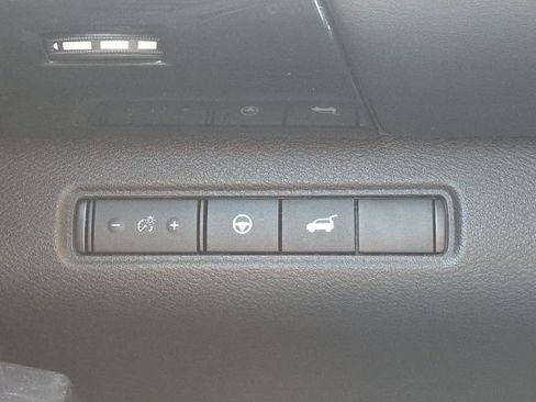 Used 2025 Nissan Pathfinder SV image 28