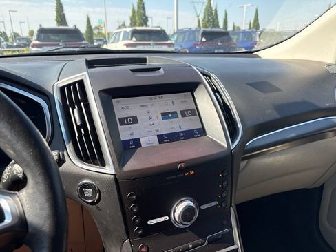 Used 2020 Ford Edge Titanium FWD image 3