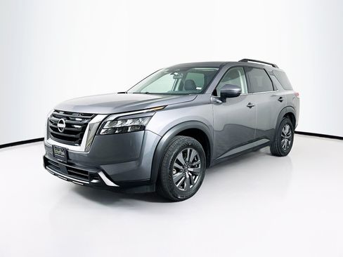 Used 2025 Nissan Pathfinder SV FWD image 3