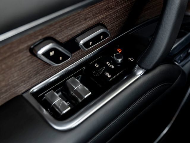 Certified 2024 Land Rover Range Rover SE AWD/4WD image 13