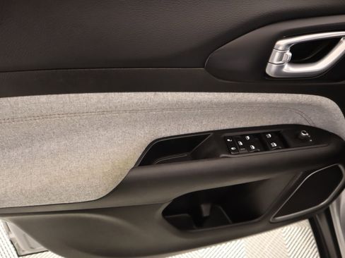 Used 2024 Jeep Compass Latitude image 15