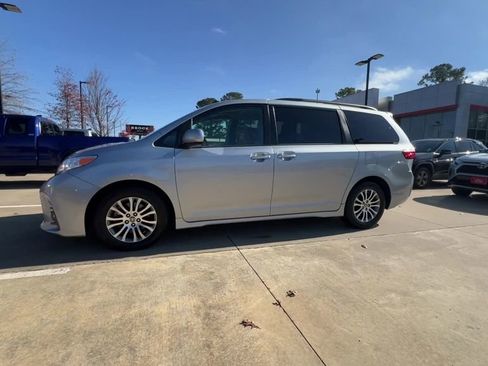Used 2020 Toyota Sienna XLE image 3