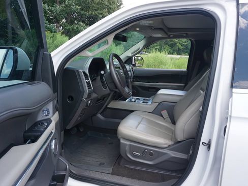 Used 2019 Ford Expedition XLT w/ Equipment Group 202A RWD image 2
