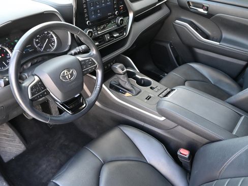 Used 2020 Toyota Highlander XLE image 13