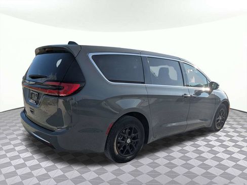 Used 2023 Chrysler Pacifica Touring-L FWD image 4