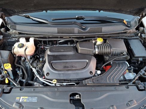 Used 2023 Chrysler Voyager LX image 27