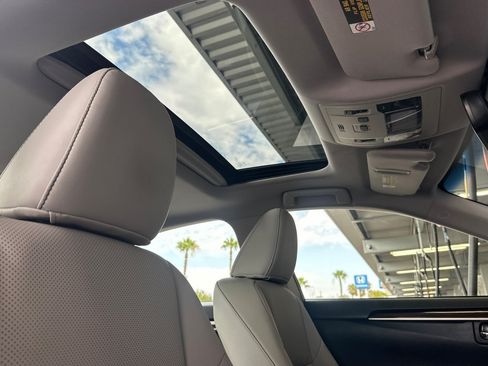 Used 2017 Lexus ES 300h w/ Navigation System Package FWD image 15