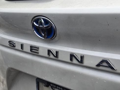Used 2021 Toyota Sienna Limited FWD image 10