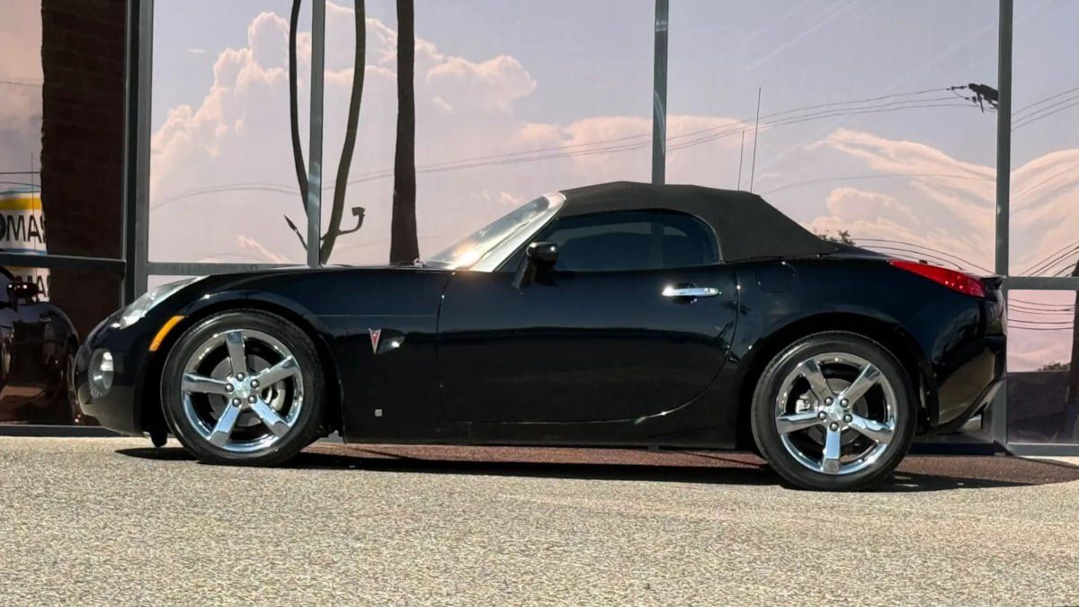 Used 2007 Pontiac Solstice GXP w/ Premium Package RWD image 10