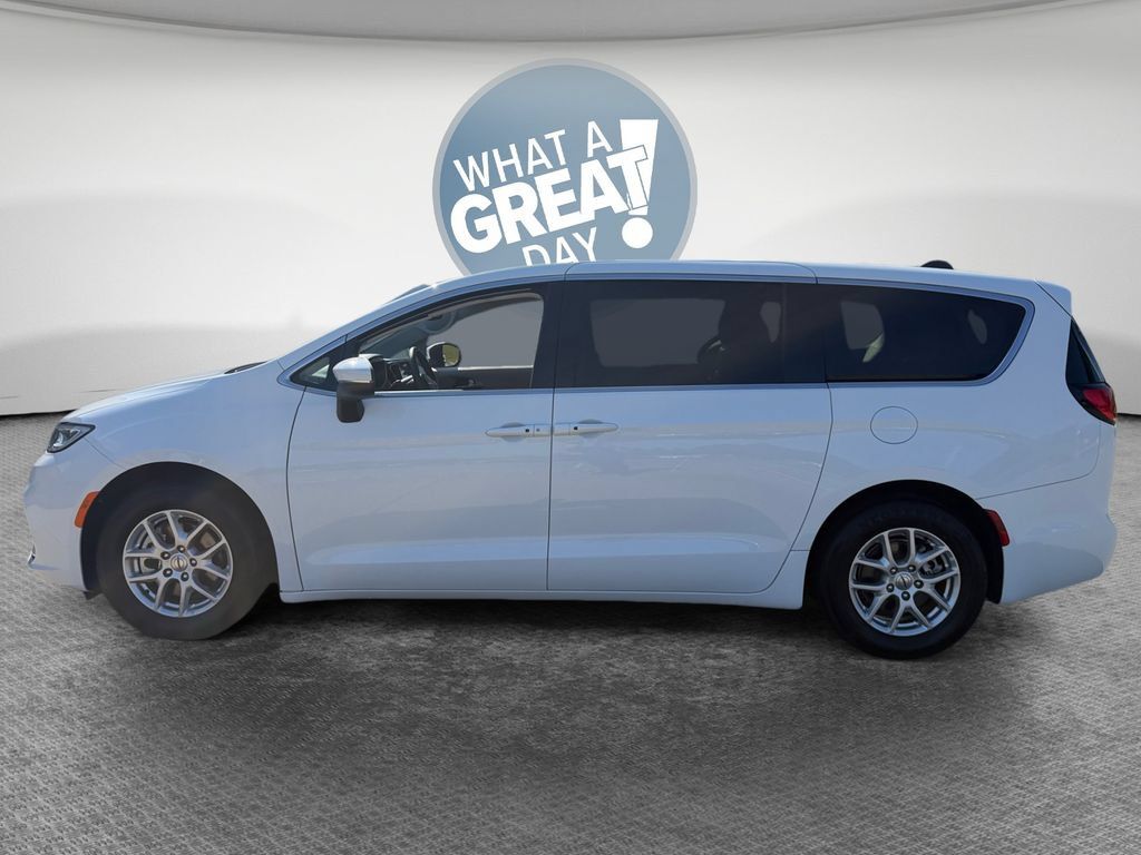 Used 2023 Chrysler Pacifica Touring-L FWD image 7