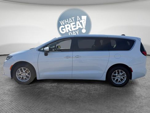 Used 2023 Chrysler Pacifica Touring-L FWD image 7