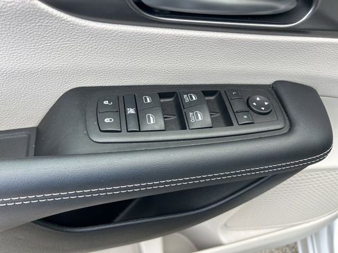 Used 2024 Chrysler Pacifica Touring-L image 35