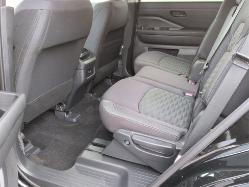 Used 2024 Nissan Pathfinder S image 16